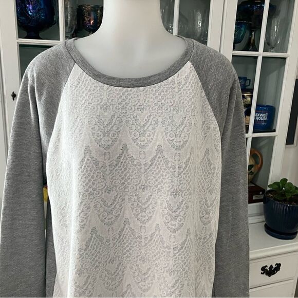 Adrienne Vittadini Lace Overlay Sweatshirt Top Sz XL Gray and white - Picture 3 of 8